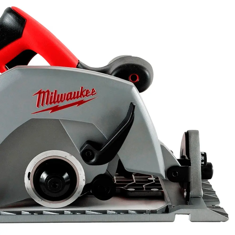 Detalle de la placa base de aluminio de alta resistencia de la sierra Milwaukee 6430-59A para cortes precisos a 220V.