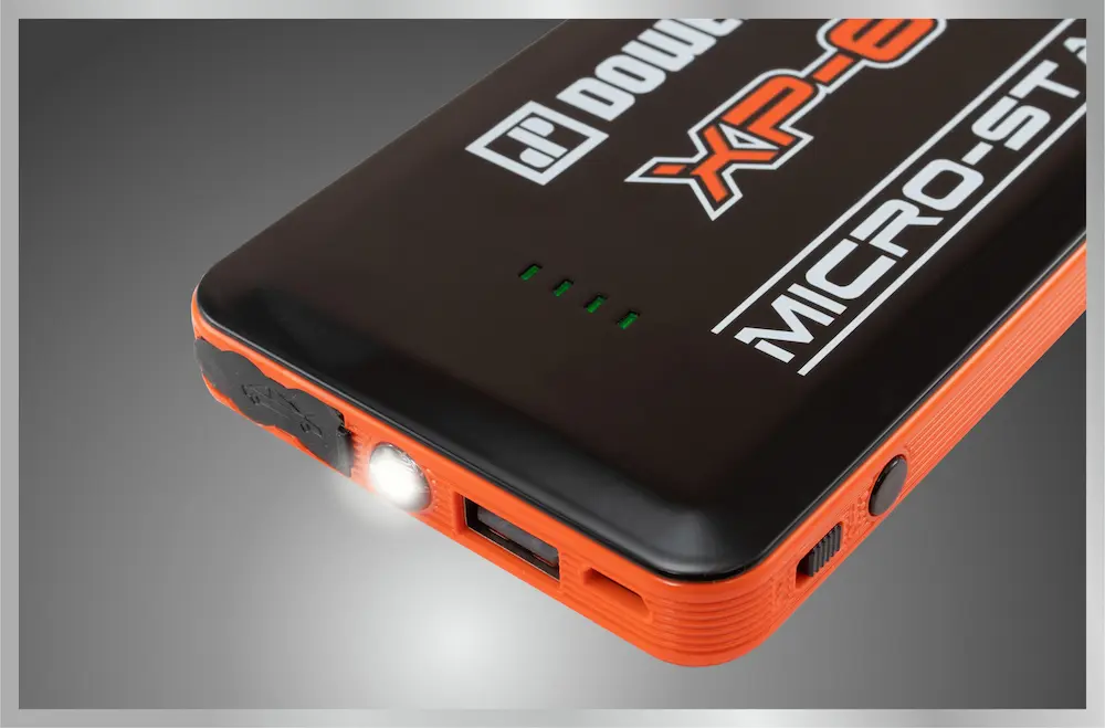 • Linterna LED integrada del arrancador portátil Dowen Pagio XP-60.