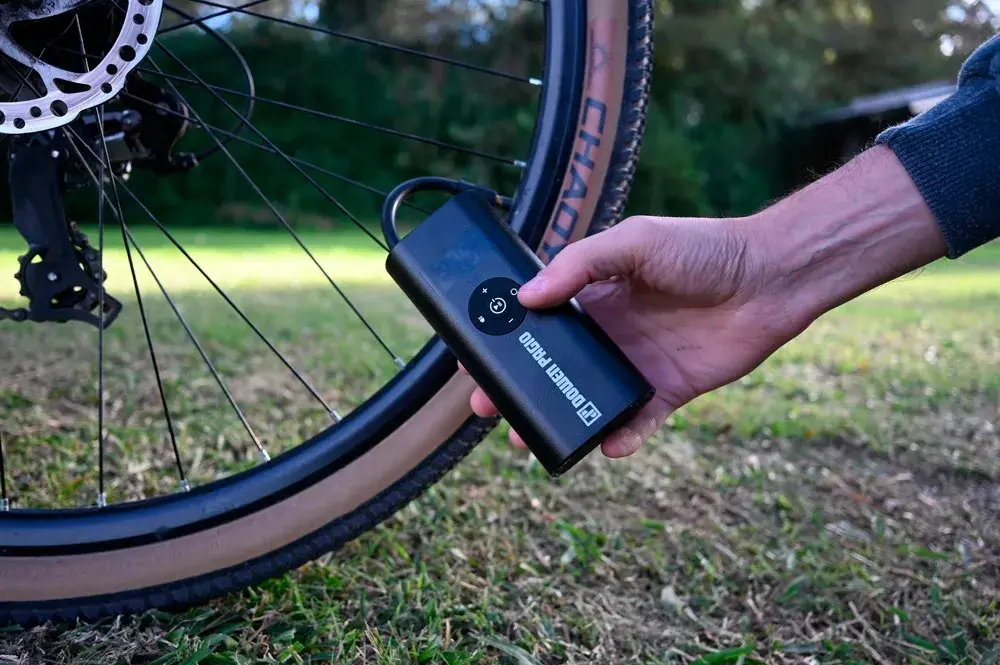 Mini compresor de aire inalámbrico Dowen Pagio modelo 9994200 con picos y USB-C.
