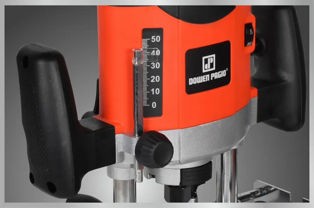 Detalle de la base ajustable regulable y varilla graduada del router de madera Dowen Pagio.